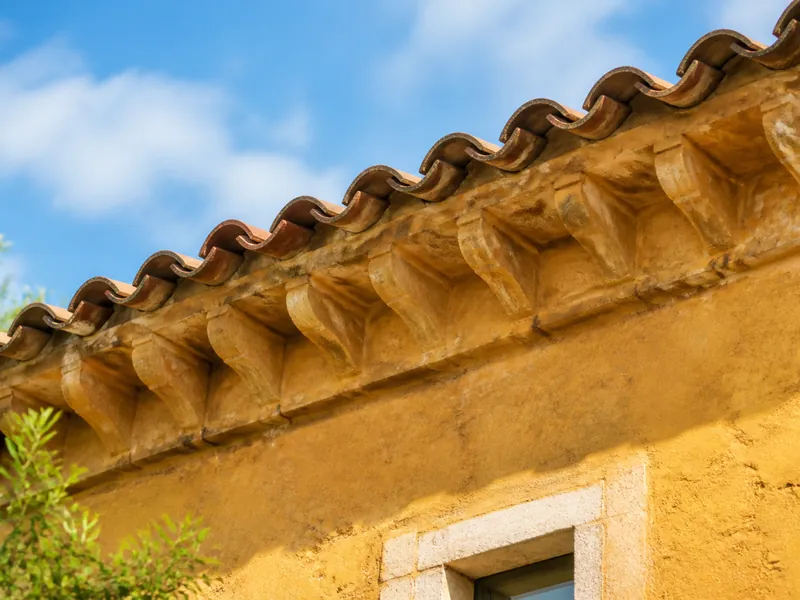 Génoise provençale sous un avant-toit d’une maison ancienne de Vedène