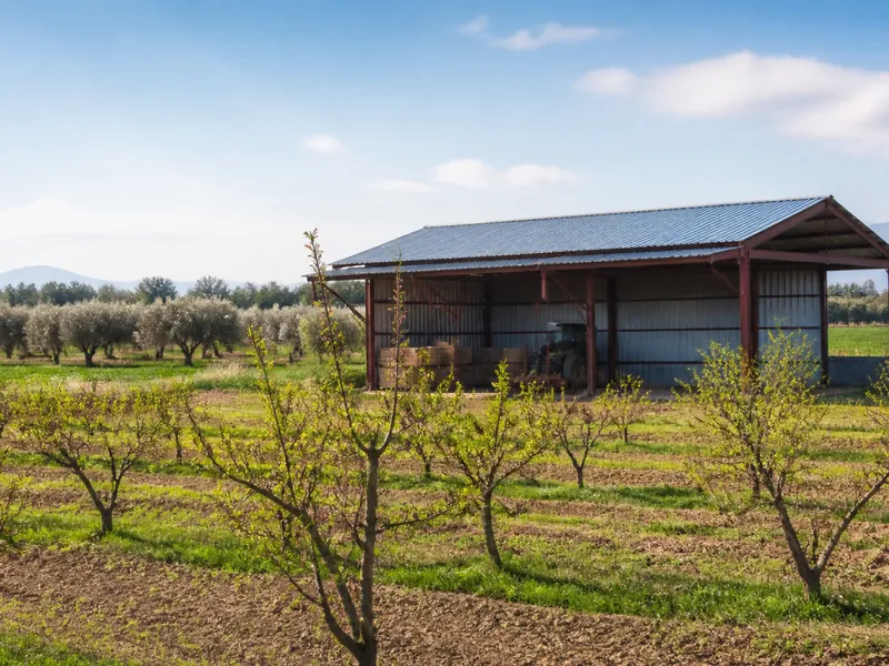 Hangar agricole en bac acier dans la plaine maraîchère de Rognonas