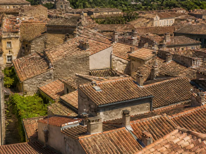 Toits de tuiles d’un quartier ancien du pays d’Avignon